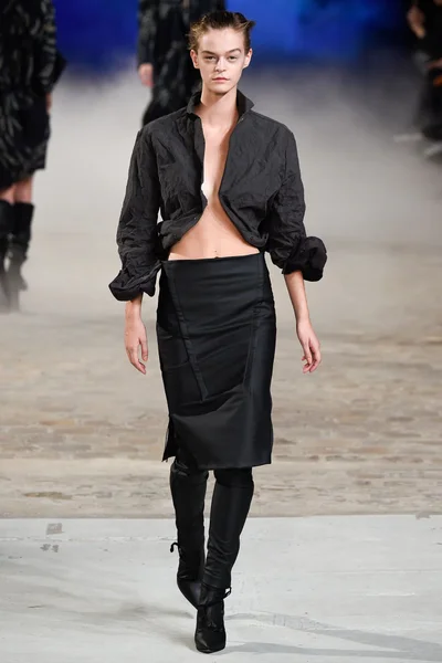 Look 10